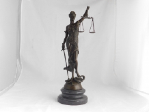 Eine Bronzestatue der Lady Justice