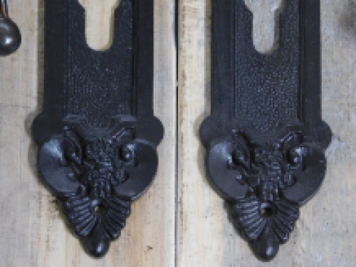 Set deurbeslag - 2 handgrepen gedraaid ijzer + 2 beschermende platen PZ92 engel, antieke ijzeren