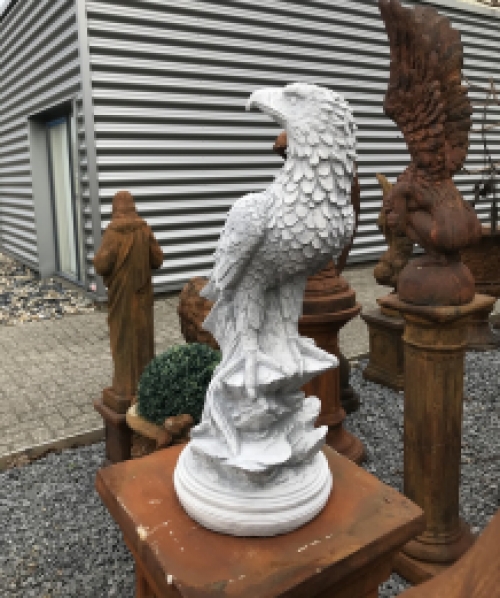 Gedetailleerd sculptuur van een adelaar zittend op een rots, gemaakt van steen