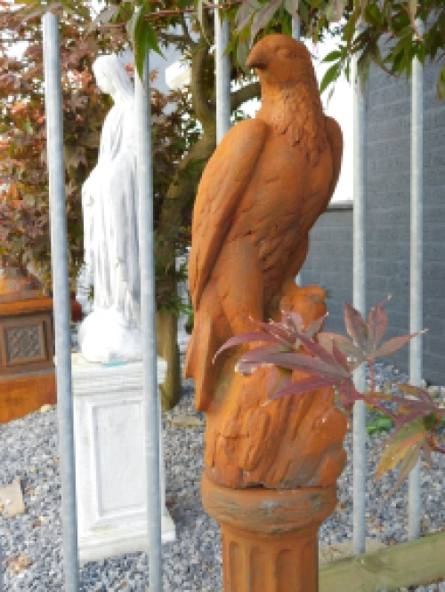 A beautiful sitting eagle, full stone oxid on pedestal oxid.
