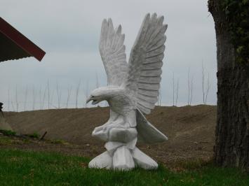 Adler mit erhobenen Flügeln - voll mit Stein