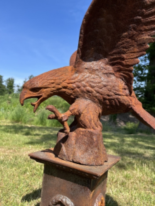 Eagle on pedestal - entirely cast iron