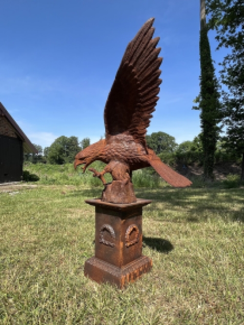 Eagle on pedestal - entirely cast iron