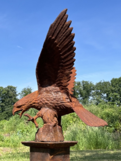 Adler auf Sockel - ganz aus Gusseisen