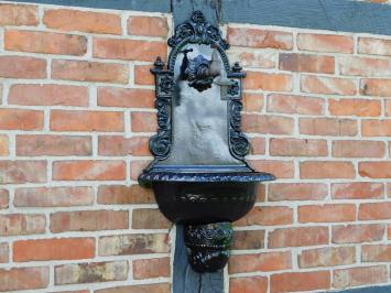 Antiker restaurierter Wandbrunnen - Schwarz - Alu - Detailliert