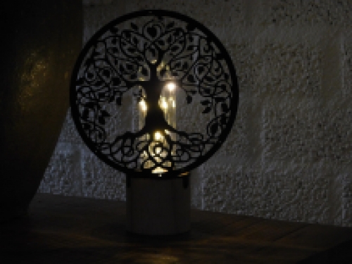 Leuke lamp met hiervoor een sierlijk ornament, 'levensboom'