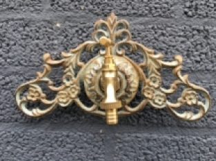 Wandfontein met kraan - messing=groen-bruin gietijzer.