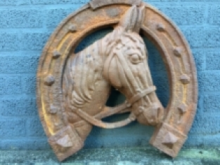 Hoefijzer zeer fors en groot met paardenhoofd, gietijzer, immens groot!! NOG 1