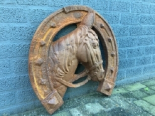 Hoefijzer zeer fors en groot met paardenhoofd, gietijzer, immens groot!! NOG 1