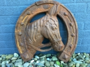 Hoefijzer zeer fors en groot met paardenhoofd, gietijzer, immens groot!! NOG 1