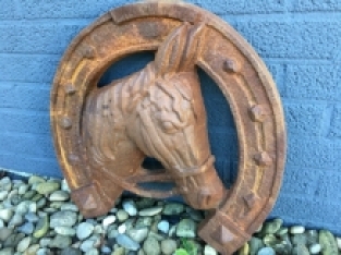 Hoefijzer zeer fors en groot met paardenhoofd, gietijzer, immens groot!! NOG 1