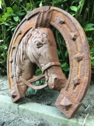 Hoefijzer zeer fors en groot met paardenhoofd, gietijzer, immens groot!! NOG 1