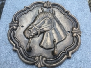 Wandkapstok met afbeelding paardenhoofd gietijzer, 2 haken.