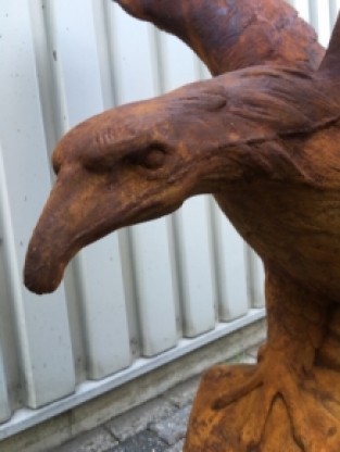 Sehr großer Adler-Oxydstein in Beutefang-Aktion, braun auf Sockel
