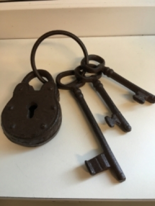 Gietijzeren fors sierhangslot, antiek-look incl. 3 sleutels.