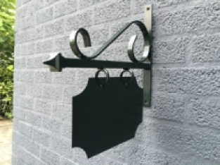 Naamschild-gevelbord voor in de oude binnenstad, reclame teken gemaakt van metaal, zwart geschilderd.