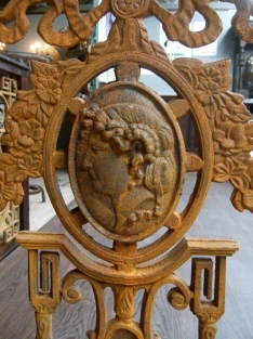 Hekwerk voor b.v. balkon, gietijzer antiek met medaillon 