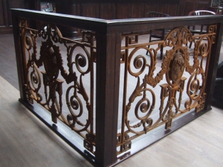 Hekwerk voor b.v. balkon, gietijzer antiek met medaillon 