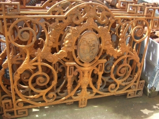 Hekwerk voor b.v. balkon, gietijzer antiek met medaillon 