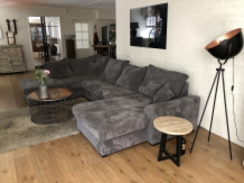 Wunderschönes neues U-Lounge-Ecksofa aus geripptem Stoff, verschiedende Farben, stand lieferfarbe is Taupe.