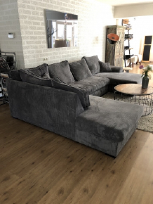 Prachtige forse nieuwe ribstoffen U-lounge hoekbank model, standaard in taupe kleur, in meerdere kleuren te bestellen.