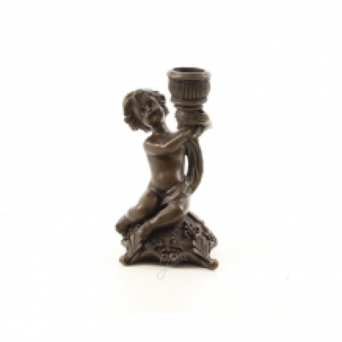 Een bronzen beeld/kandelaar, vast gehouden door jongen, kaarshouder
