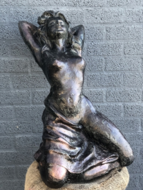 A beautiful statue of a naked woman, completely cast iron bronze look - rest, beautiful in detail!