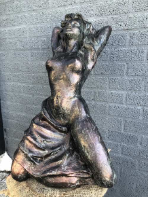 Eine schöne Statue einer nackten Frau ganz aus Gusseisen Bronze-Look Rest, schön im Detail!