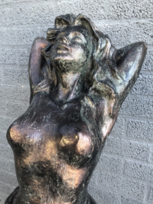 A beautiful statue of a naked woman, completely cast iron bronze look - rest, beautiful in detail!