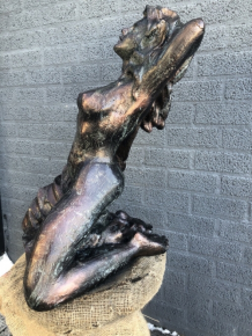 Een prachtig beeld van een ontblote vrouw geheel gietijzer bronslook-rust, mooi in detail!
