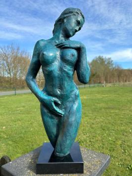 Elegante blaue Bronzestatue einer nackten Frau auf Marmorsockel