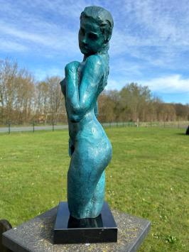 Elegant blauw bronzen beeld van een naakte vrouw op marmeren voet