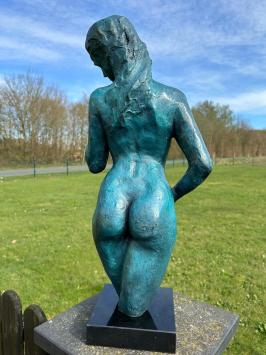Elegante blaue Bronzestatue einer nackten Frau auf Marmorsockel
