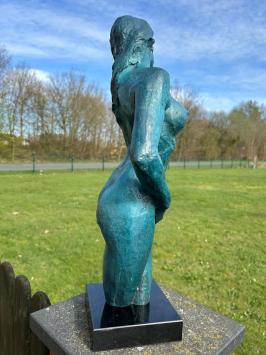 Elegant blauw bronzen beeld van een naakte vrouw op marmeren voet