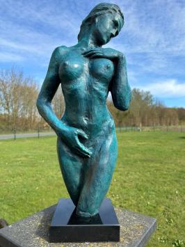 Elegant blauw bronzen beeld van een naakte vrouw op marmeren voet