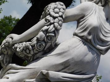 Statue Dame mit Blumenkranz – 175 cm – Stein