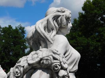 Statue Dame mit Blumenkranz – 175 cm – Stein