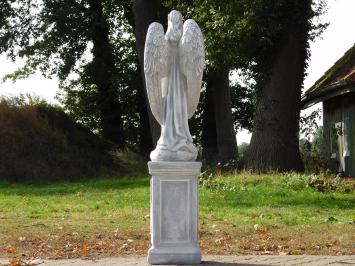 Groot Engelbeeld met Rozen op Sokkel - 117 cm - Steen