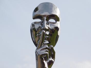 Keramik ''Flüsterer'' Statue - Chromausführung