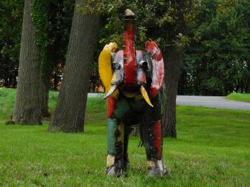 Elefant Igor – 80 x 100 cm – Farbenfrohe Skulptur – Afrikanisches Kunstwerk