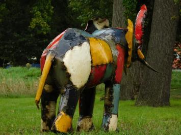 Elefant Igor – 80 x 100 cm – Farbenfrohe Skulptur – Afrikanisches Kunstwerk