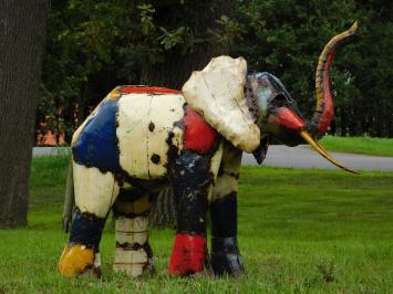 Elefant Igor – 80 x 100 cm – Farbenfrohe Skulptur – Afrikanisches Kunstwerk