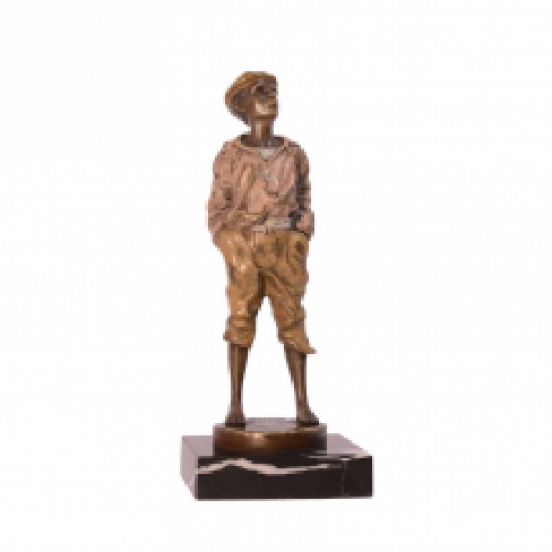 Eine Bronzeskulptur eines pfeifenden Jungen