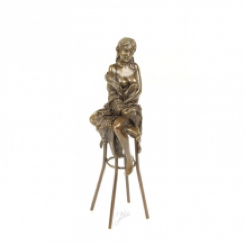 Eine Bronzeskulptur einer Dame auf einem Barhocker (12)