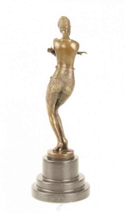 Eine Bronzeskulptur einer schüchternen Tänzerin