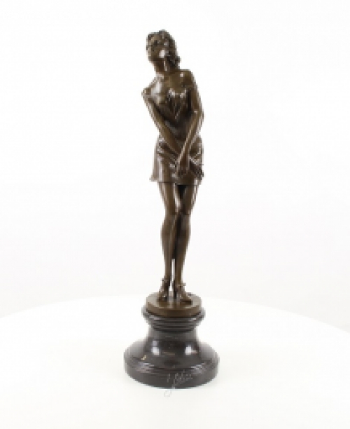 Eine Bronzeskulptur einer nachdenklichen Frau