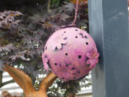 Ein verschnörkelter Kerzenhalter, eine Blumenzwiebel, ein Kerzenständer