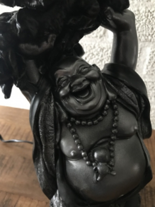 Buddha-Lampe, ganz besondere und exklusive Lampe in Form eines Buddhas, der die Kugel hält