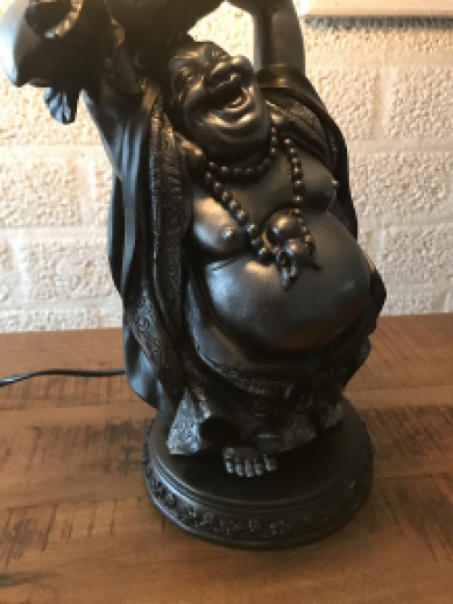 Buddha-Lampe, ganz besondere und exklusive Lampe in Form eines Buddhas, der die Kugel hält