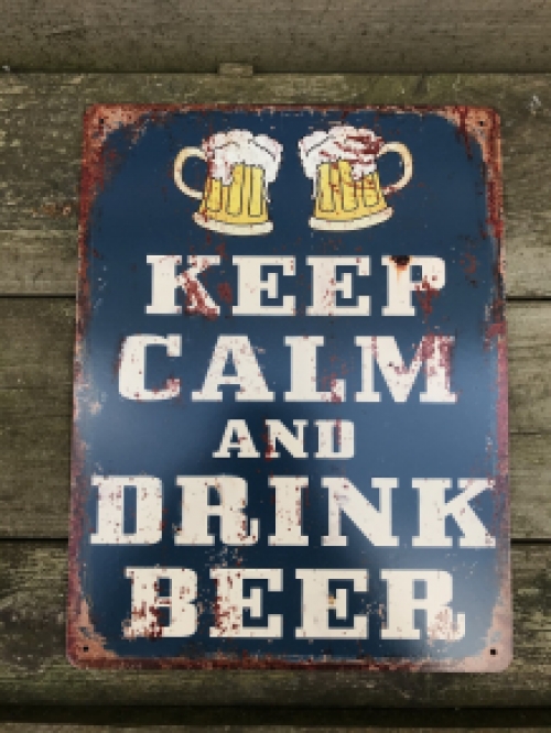 Schild mit der Aufschrift: 'KEEP CALM AND DRINK BEER', schönes Schild!